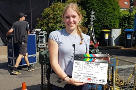 Setpraktikantin Marie Zessin beim Dreh von SUPERBUHEI © nordmedia